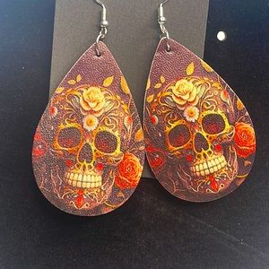 🪅NWOT Double sided skull earring on hooks🪅